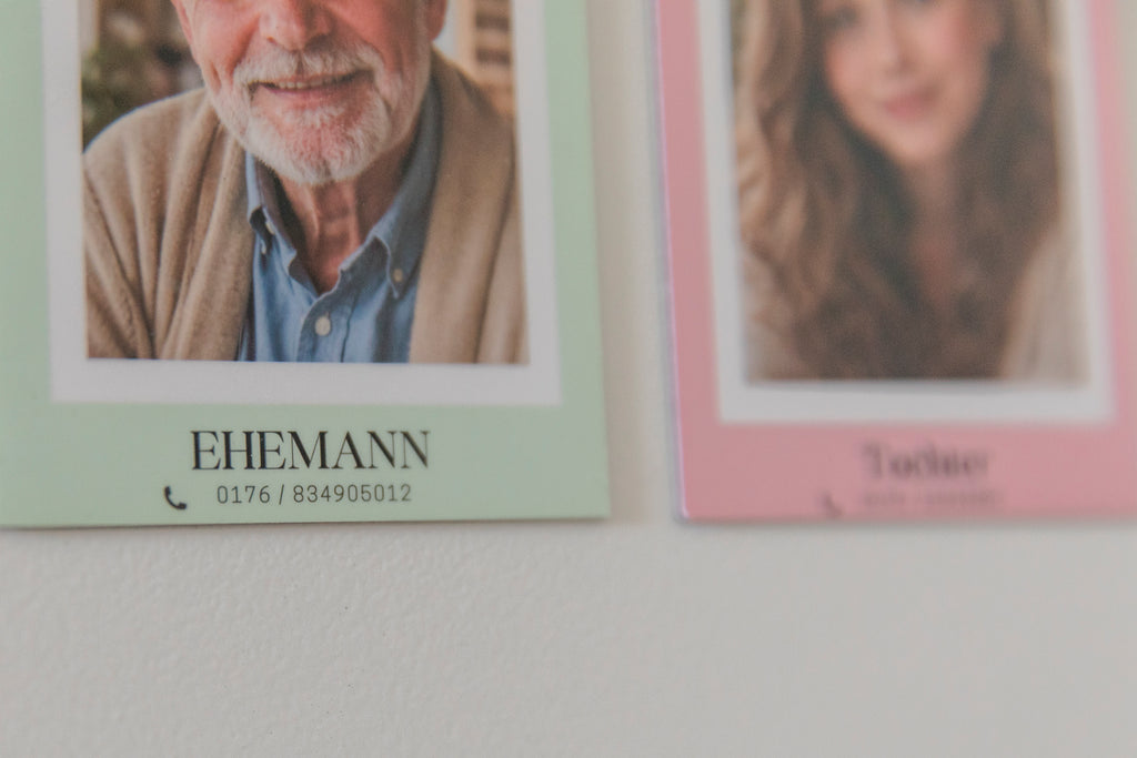Demenz-Orientierungshilfe „Wer ist wer?“ – Personalisierte Foto-Magneten für den Alltag