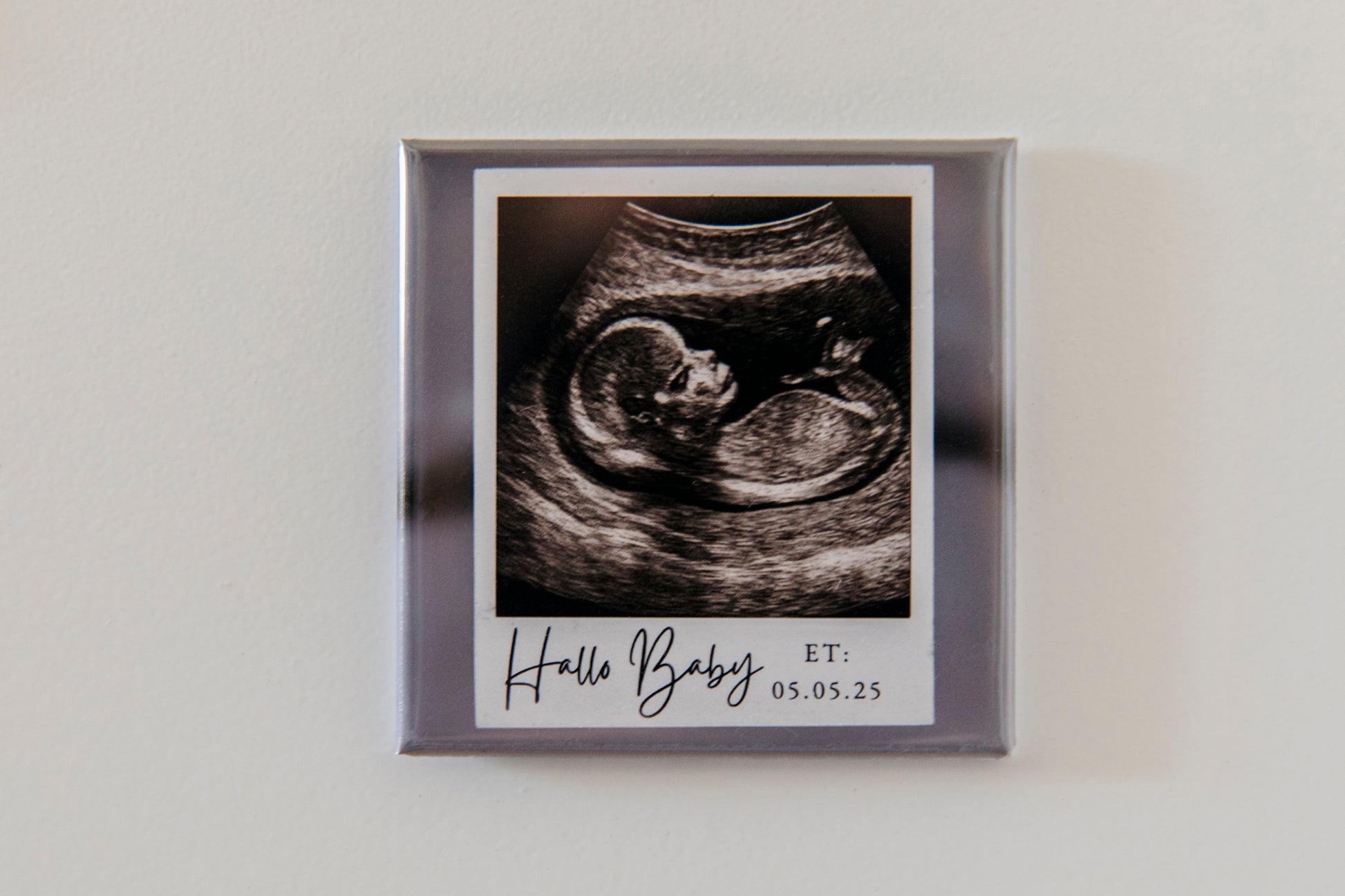 Kühlschrankmagnet „Hallo Baby“ – Die besondere Babyankündigung